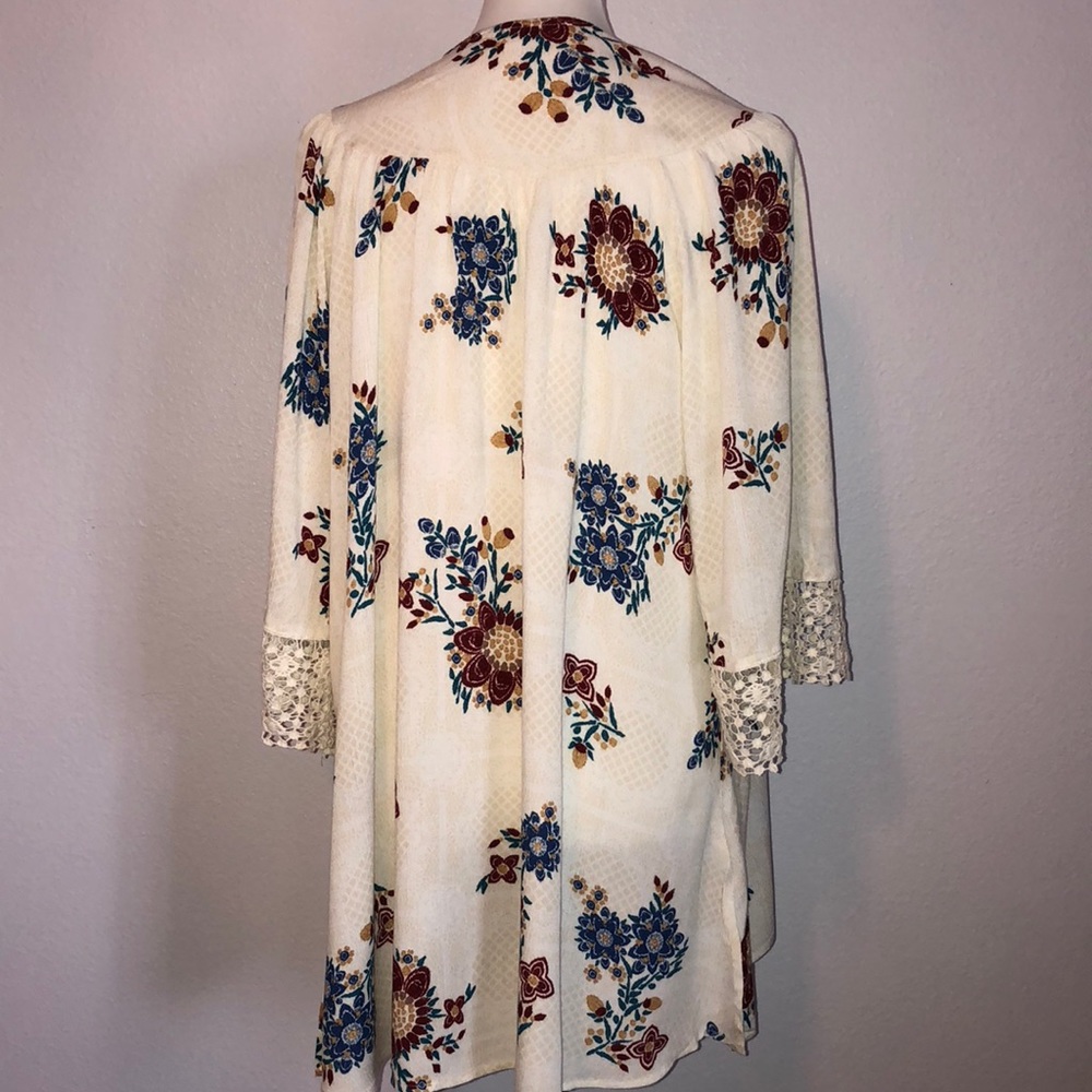 🆕 Floral Lace Kimono 🌟HOST PICK🌟 - Picture 6 of 6
